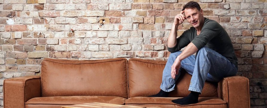 „Der Lehrer“ und eine weitere Erfolgsserie erhalten von RTL überraschende Fortsetzungen – Serienerfolge der 2010er sollen Zuschauer glücklich machen – Bild: RTL/​MadeFor, Foto Aki Pfeiffer