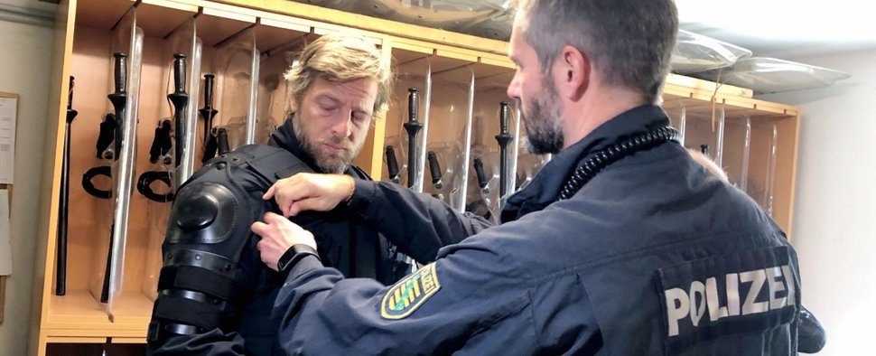Henning Baum begleitet Polizisten in Sachsen – Bild: TVNOW/Ann Malo