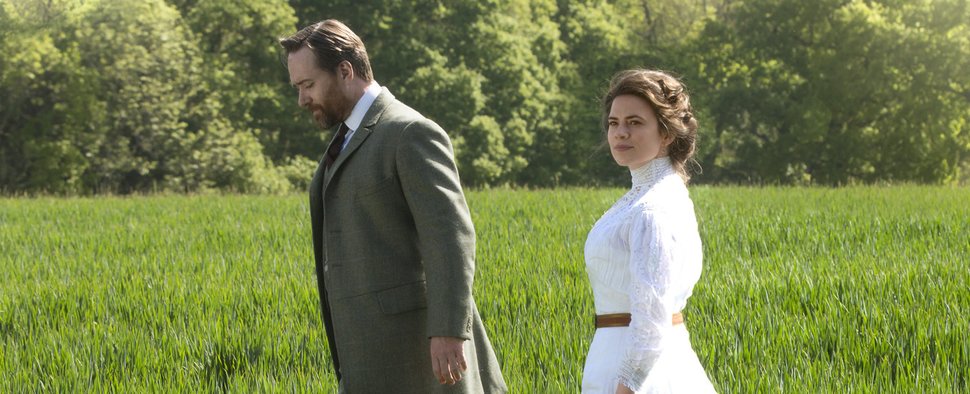 Henry Wilcox (Matthew Macfadyen, l.), ein erfolgreicher und konservativer Geschäftsmann, macht der intelligenten und idealistischen Margaret Schlegel (Hayley Atwell, r.) den Hof. – Bild: WDR/2017 Starz Entertainment, LLC