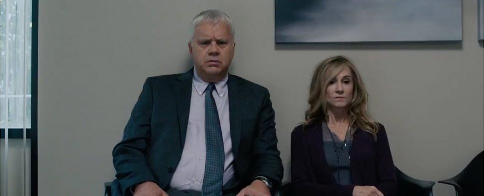 Das Ehepaar Greg Bishop (Tim Robbins) und Audrey Black (Holly Hunter) sieht ihr bisheriges Leben in Frage gestellt – „Here and Now“ – Bild: HBO