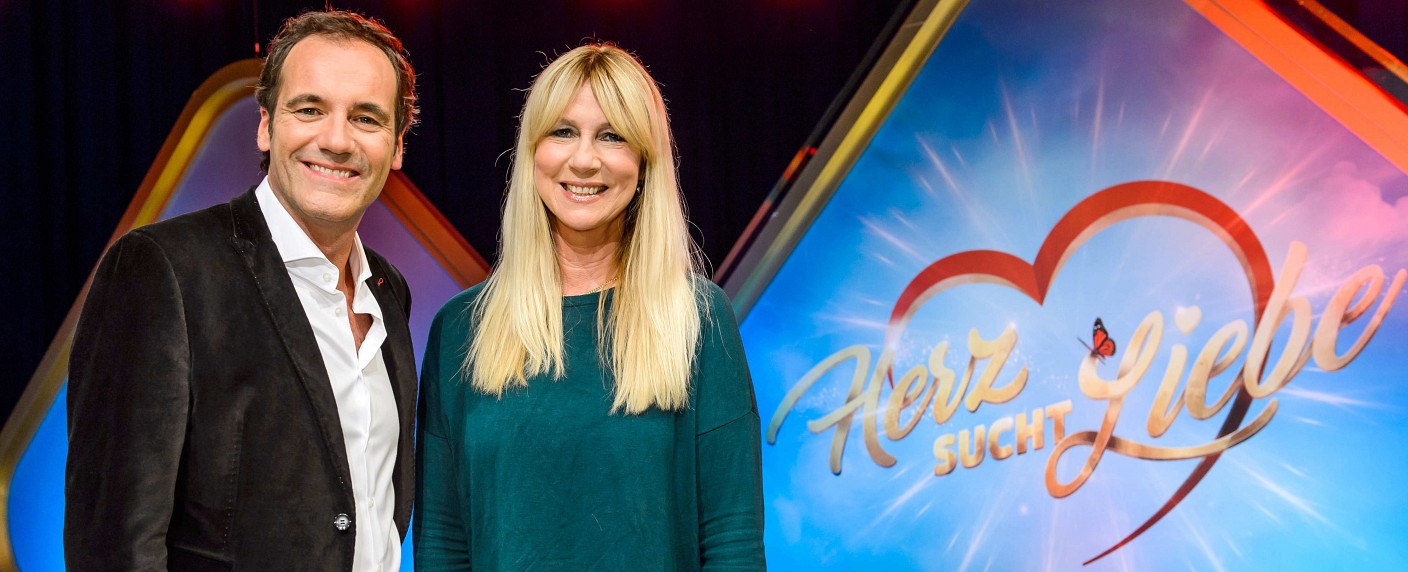 TV-Kritik: „Herz sucht Liebe“: Wenn aus dem Herzblatt der Herzbube wird – Coole Sprüche, Susis Stimme und die Trennwand sind zurück – Bild: Sat.1 Gold/​Willi Weber