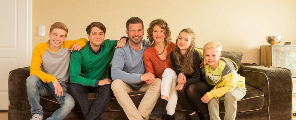 Der Cast der vierten Staffel von „Herzensbrecher – Vater von vier Söhnen“ – Bild: ZDF/Kai Schulz