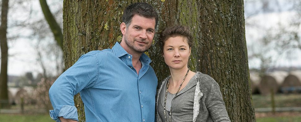 Andreas Tabarius (Simon Böer) und Marie Büchner (Cordelia Wege) in „Herzensbrecher – Vater von vier Söhnen“ – Bild: ZDF /Kai Schulz
