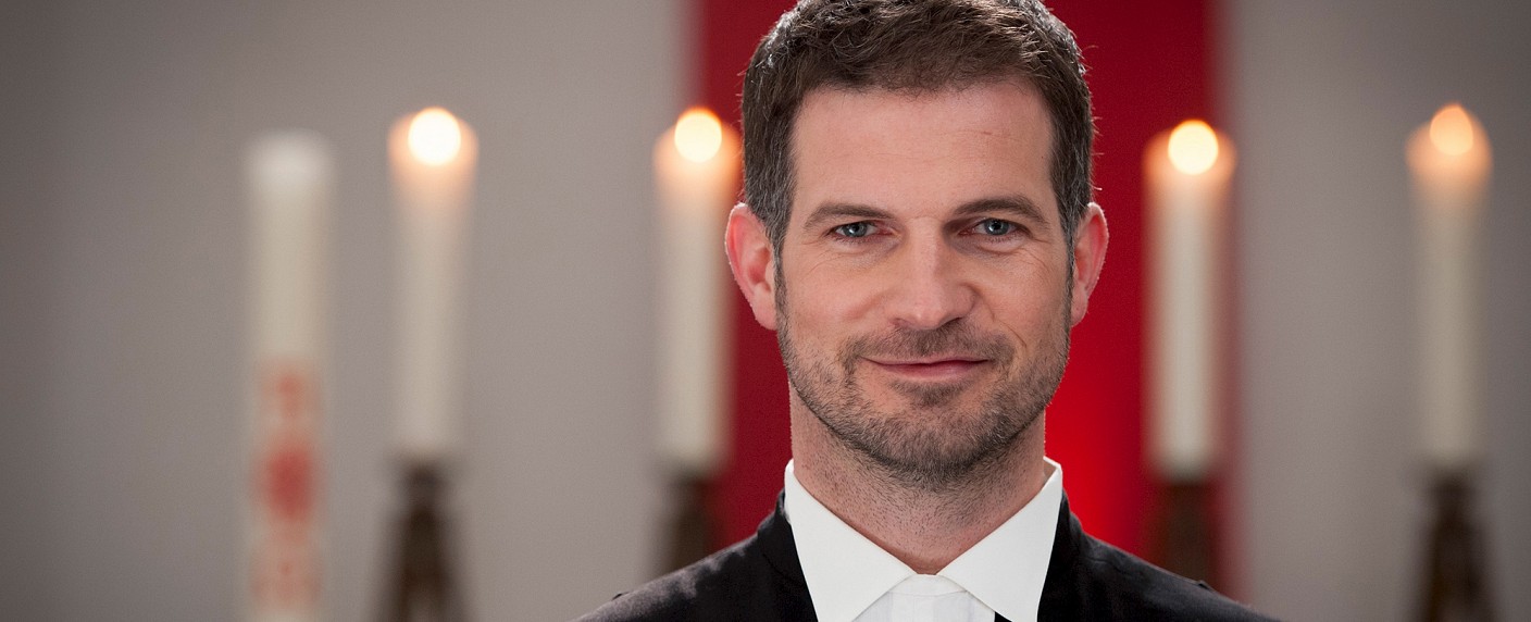 „Herzensbrecher“: Neue ZDF-Familienserie startet im November – Simon Böer spielt einen evangelischen Pfarrer mit vier Söhnen – Bild: ZDF/​Frank Dicks