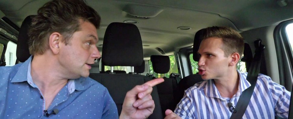 „heute-show spezial“: Lutz van der Horst (l.) und Fabian Köster (r.) auf dem Weg zum nächsten Interview – Bild: ZDF/Claudio Luciani