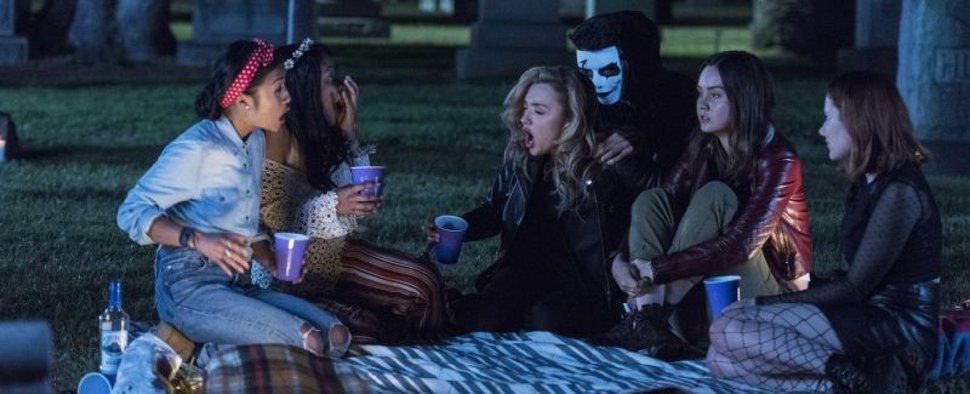 Hier ist alles noch Spaß: Die Mädchen werden beim Trinken auf dem Friedhof erschreckt – Bild: Hulu