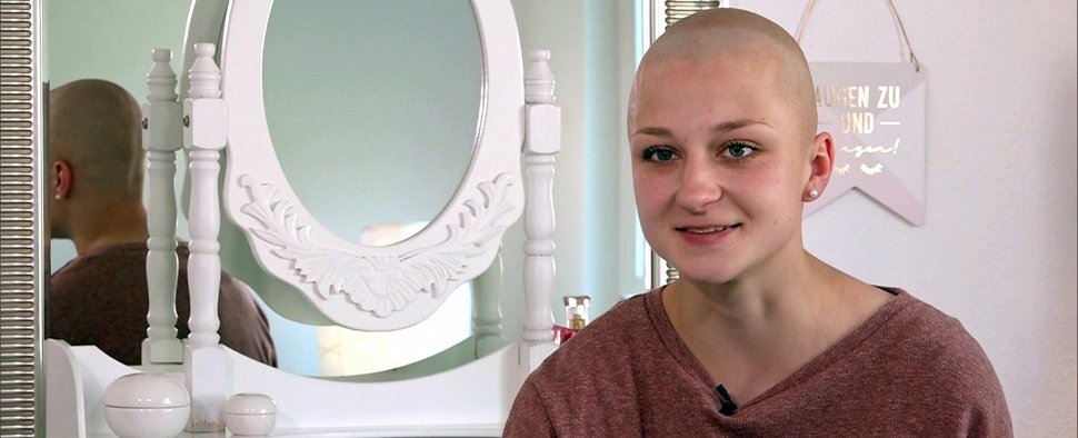 „Hier & Jetzt“: Die 19-jährige Sina ist an Blutkrebs erkrankt – Bild: RTL II