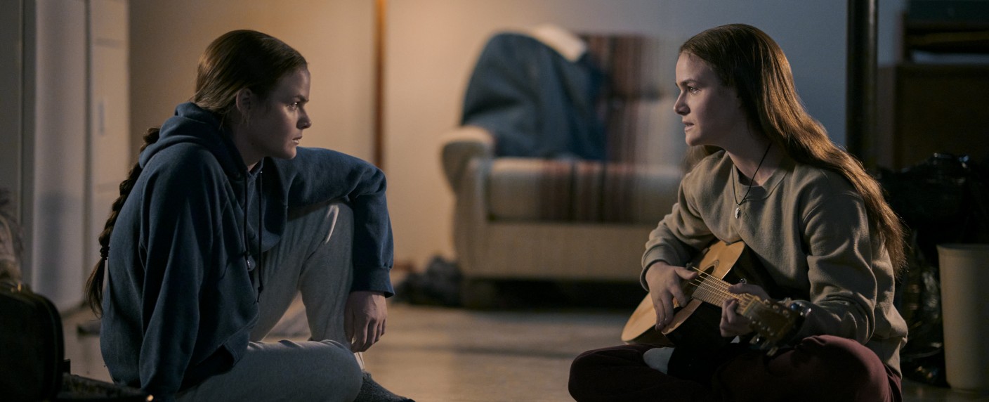 „High School“: Dramedy über Geschwister und Grunge gelingt mit leisen Zwischentönen – Review – Deutschlandpremiere für Coming-of-Age-Serie nach Memoiren des Indie-Duos Tegan and Sara – Bild: Michelle Faye/​Amazon Freevee