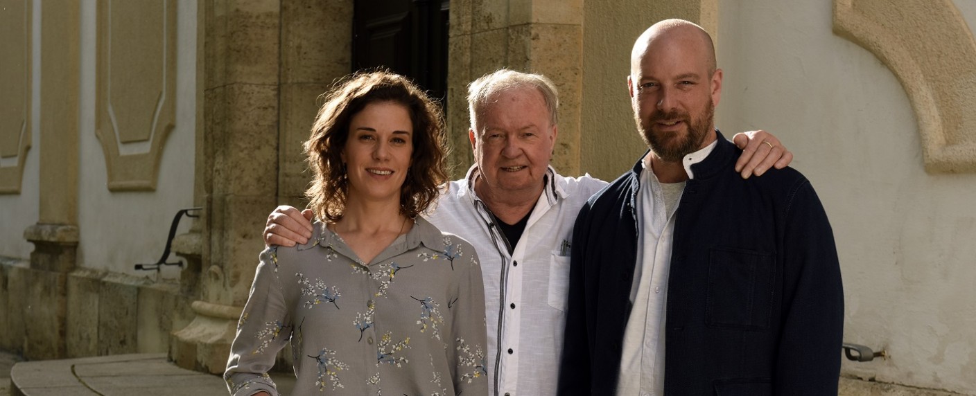 „Himmel, Herrgott, Sakrament“: Neue Serie von Franz Xaver Bogner („München 7“) – Adaption des Buchs von Pfarrer Rainer Maria Schießler – Bild: BR/​maze pictures GmbH/​Barbara Bauriedl