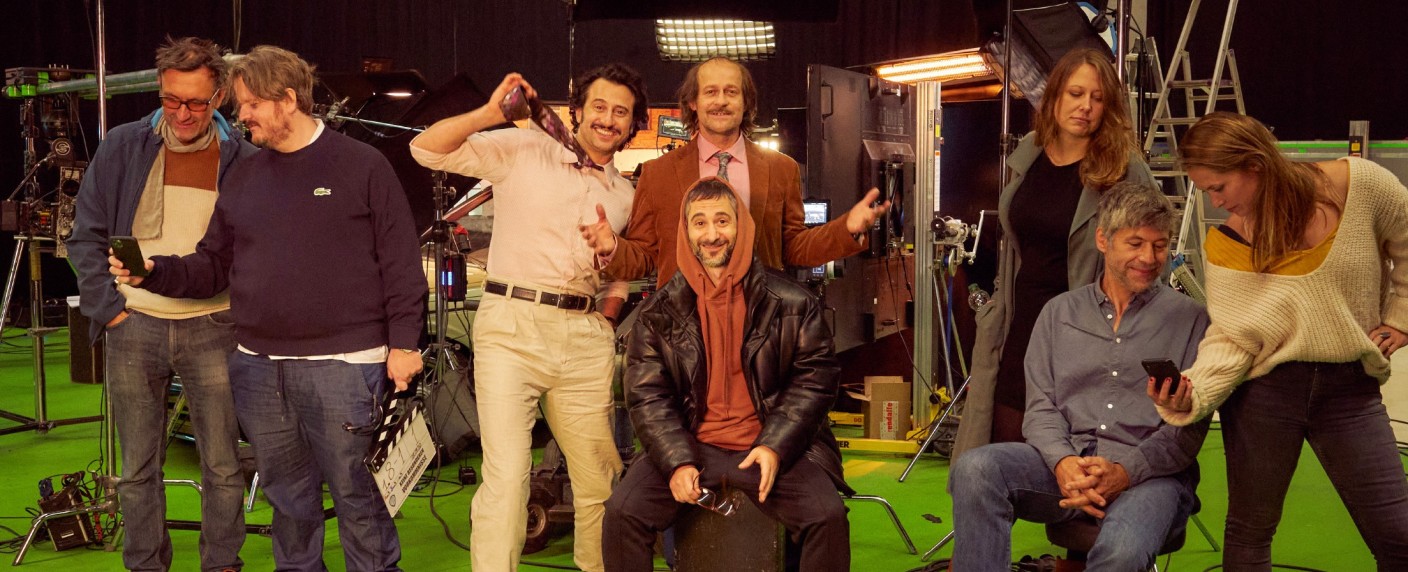 TVNOW dreht Serie über „keine besonderen Vorkommnisse“ – Deutsche Adaption von „No Activity“ mit Jürgen Vogel und Serkan Kaya – Bild: TVNOW/​Frank Dicks