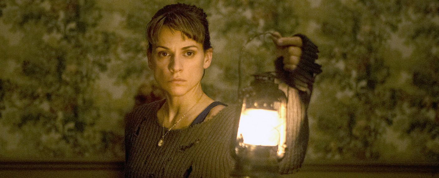 arte-Serienpremieren im September: „Mord im Mittsommer“, „Hinter den Mauern“ und „Indischer Sommer“ – Schwedenkrimi, französischer Horror und britische Historienserie – Bild: arte France/​Thibault Grabherr