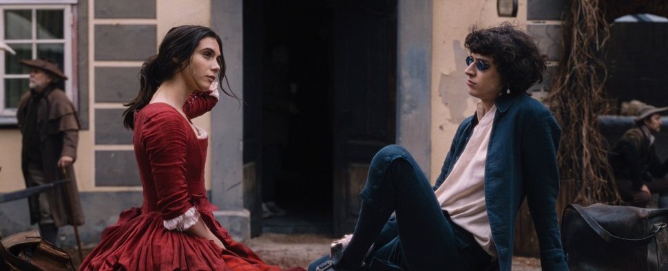 Hipster am Habsburger Hof: Maria Anna (Havana Joy) und Wolfgang Amadeus Mozart (Eren M. Güvercin) in einer Komponierpause – Bild: ARD