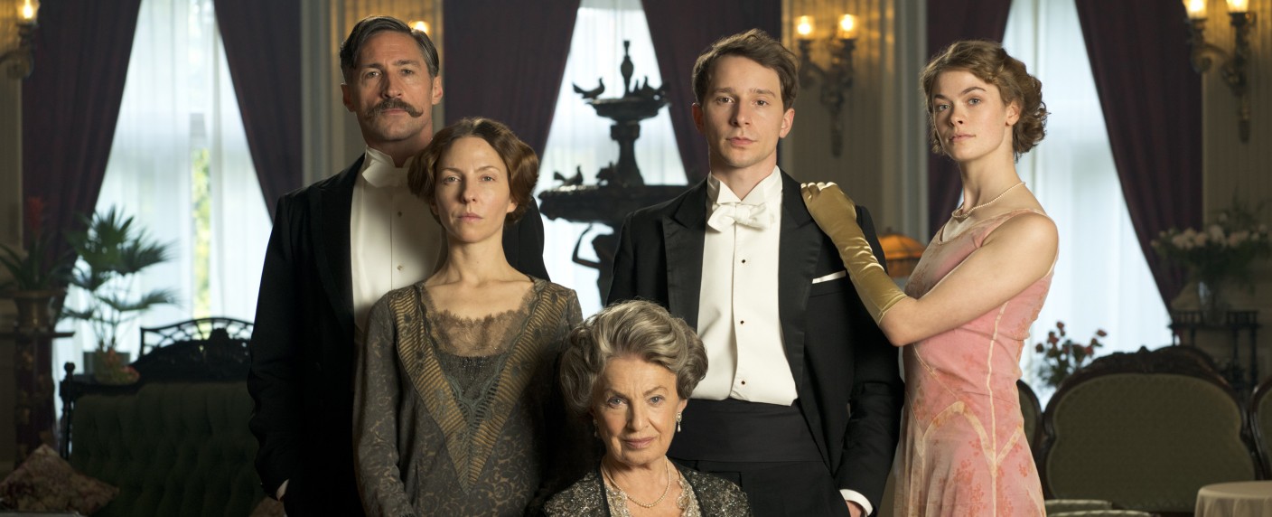 „Das Weiße Haus am Rhein“: TV-Termin für historischen Event-Zweiteiler – Hotel als Spiegelbild für die deutsche Geschichte im 20. Jahrhundert – Bild: ARD Degeto/​SWR/​WDR/​Zeitsprung/​Kr