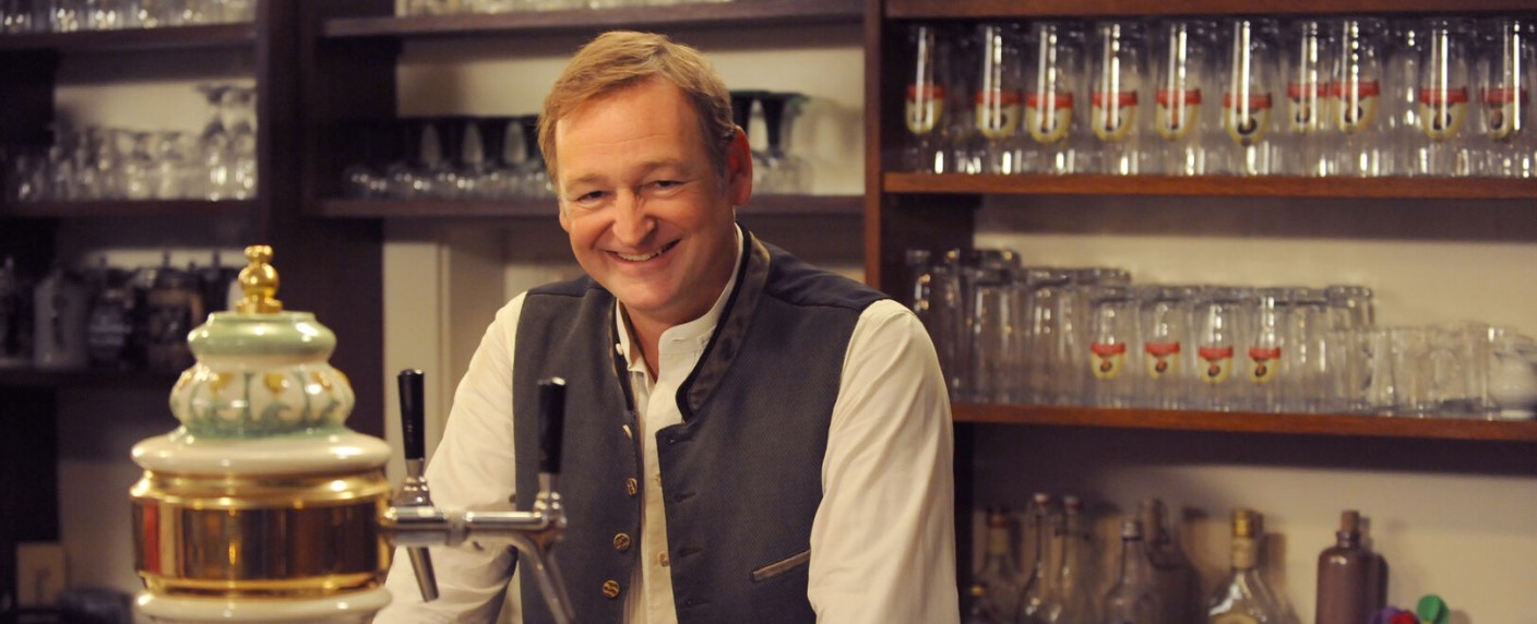 „Dahoam is Dahoam“: Holger Matthias Wilhelm nach überstandener Krebserkrankung zurück – Gregor Brunner wird wieder von Originaldarsteller gespielt – Bild: BR/​Marco Orlando Pichler