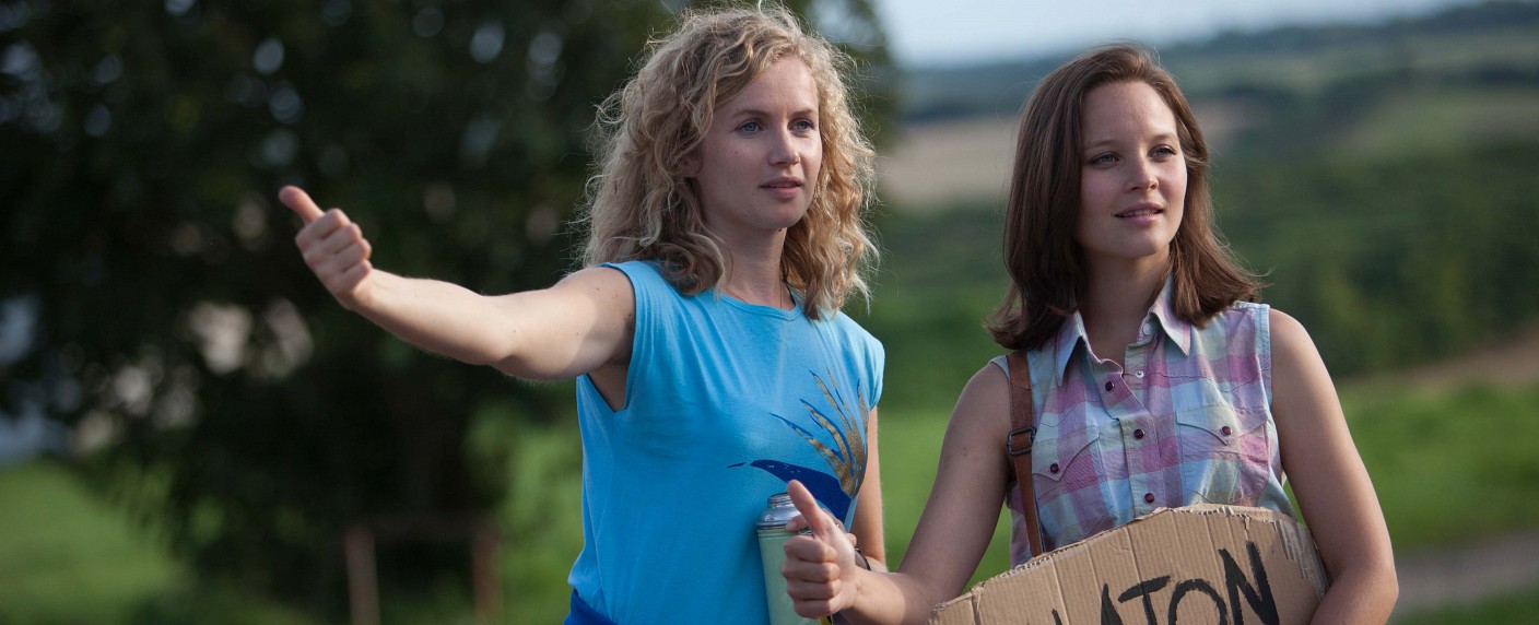 „Honigfrauen“: ZDF-Dreiteiler mit Sonja Gerhardt und Cornelia Gröschel startet im April – Schwesternpaar flüchtet aus der DDR an den Plattensee – Bild: obs/​ZDF/​Leo Pinter