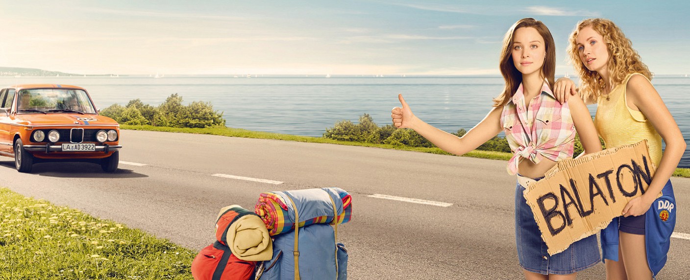 Vor dem Start: Dreiteiler „Die Honigfrauen“ beginnt beim ZDF – Schwestern wollen die Enge der DDR abschütteln – Bild: ZDF/​Albert Bauer Companies/​Tobias Schult