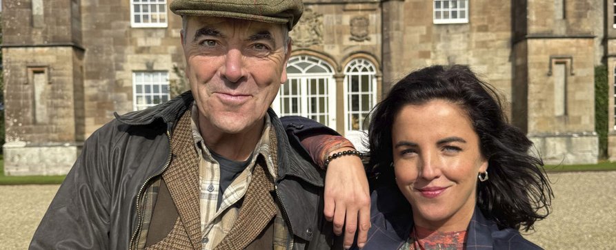 „Hopley Hall“: James Nesbitt („Suche mich nicht“, „Bloodlands“) schließt sich neuer BBC-Comedy an – Sitcom über die exzentrischen Angestellten einer heruntergekommenen Touristenattraktion – Bild: BBC