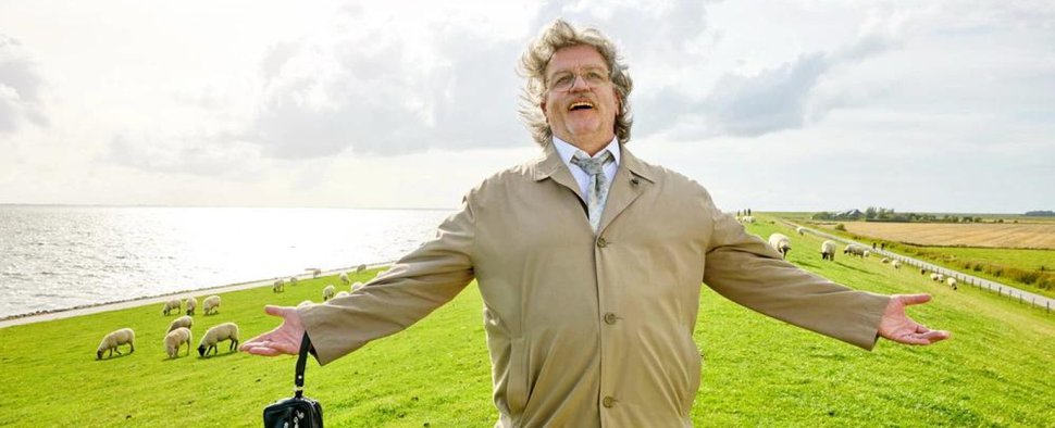 Horst Schlämmer (Hape Kerkeling) genießt die norddeutsche Ruhe – aber wie lange? – Bild: Leonine Studios