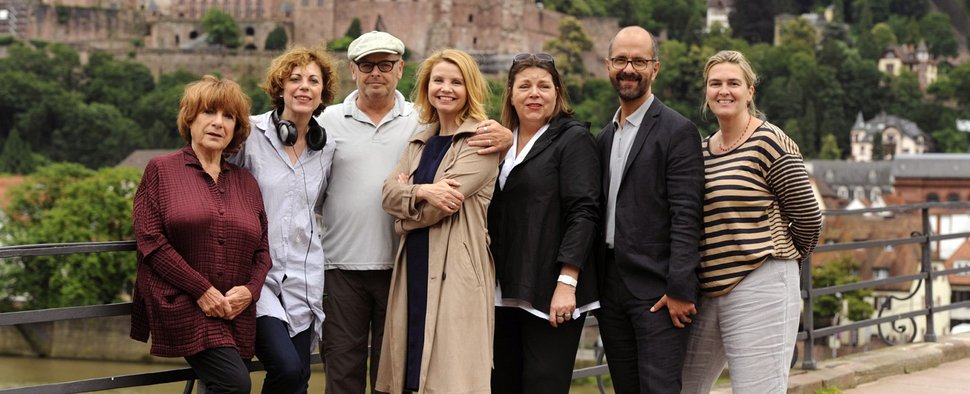 „Hotel Heidelberg“, Drehstart zu „Tag für Tag“: (v.l.n.r.) Hannelore Hoger, Regisseurin Sabine Boss, Kameramann Robert Berghoff , Annette Frier, Redakteurin Birgit Titze, Christoph Maria Herbst, Produzentin Brit Possardt – Bild: Degeto/Bernd Spauke