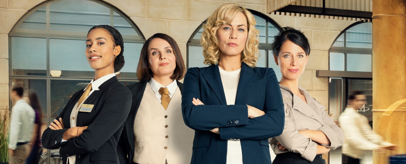 „Hotel Mondial“ im ZDF: Exzentrik und Lieblosigkeit inklusive – Review – Starke Gesine Cukrowski kann neue Vorabendserie nicht retten – Bild: ZDF/​Maik Fløder