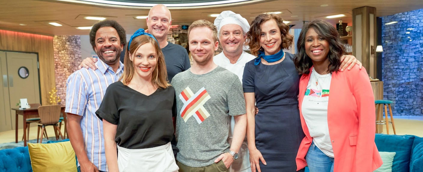 „Hotel Verschmitzt“: Zweite Staffel im Schlepptau von „DSDS“ und „Take Me Out“ – Doppelschicht für Ralf Schmitz am Samstagabend – Bild: TVNOW/​Guido Engels