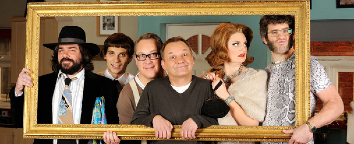 BBC startet neue Sitcom „House Of Fools“ Anfang 2014 – Vic Reeves und Bob Mortimer probieren britische Männerwirtschaft – Bild: BBC