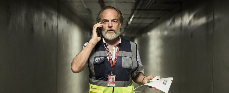 Hugo Weaving („Matrix“) geht mit neuer Serie „The Airport Chaplain“ an den Start – Netflix holt australisches Wohlfühldrama nach Deutschland – Bild: SBS/Neflix Hugo Weaving („Matrix“) geht mit neuer Serie „The Airport Chaplain“ an den Start – Netflix holt australisches Wohlfühldrama nach Deutschland – Bild: SBS/Neflix