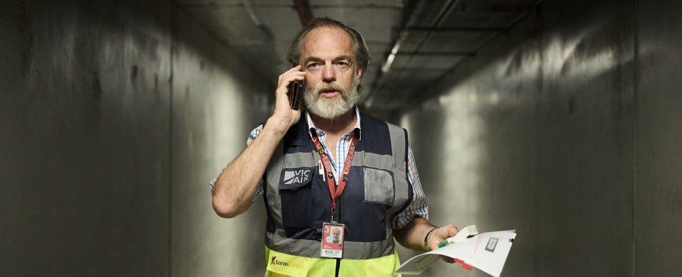 Hugo Weaving ist der „Airport Chaplain“ – Bild: SBS/Neflix
