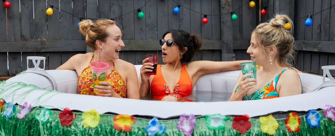 „Hullraisers“: ZDFneo bringt britische Comedyserie nach Deutschland – Alltag zwischen Arbeit, Kindererziehung und frustrierten Eltern auf dem Schulhof – Bild: ZDF/​Amy Brammall