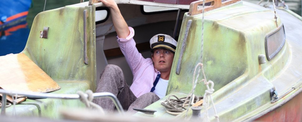 Humphrey (Kris Marshall) auf seiner neuen „Yacht“ in der fünften Staffel von „Death in Paradise“ – Bild: ZDFneo/Denis Guyenon