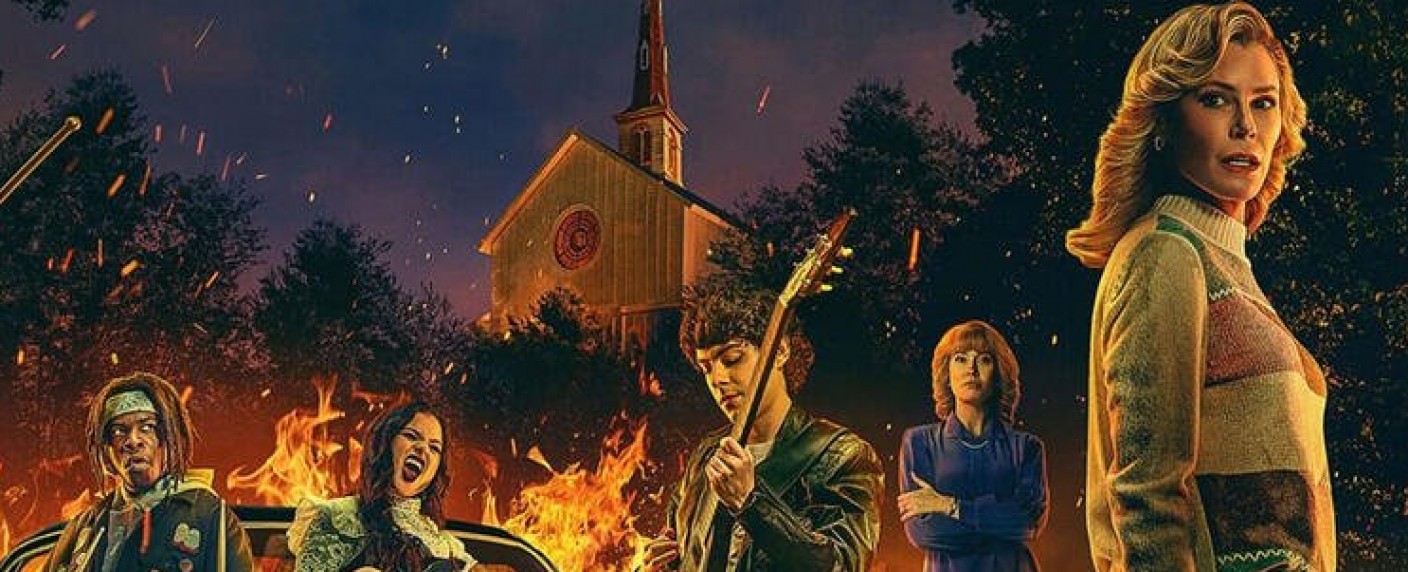 „Hysteria!“: US-Teen-Horrorserie feiert tief in der Nacht Deutschlandpremiere – Miniserie mit „Modern Family“-Star Julie Bowen über Satanismus – Bild: Peacock