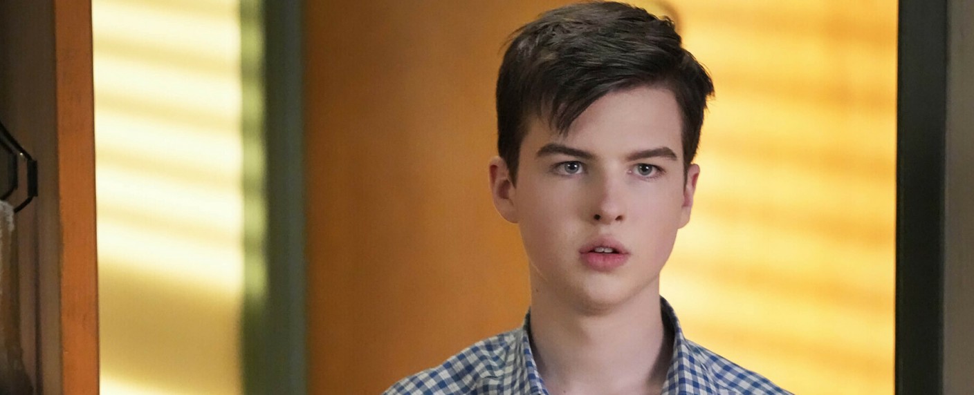 „Young Sheldon“-Star Iain Armitage besucht „Ghosts“ – Rückkehr vor die Kamera beim alten „Programmnachbarn“ – Bild: CBS
