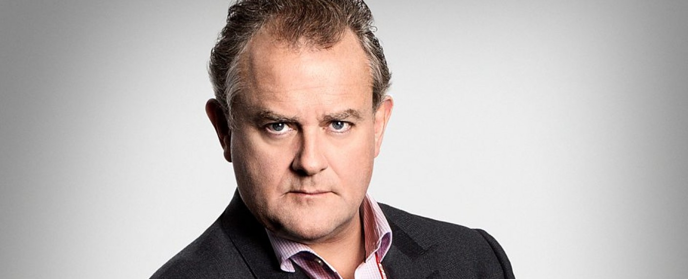 „Twenty Twenty Six“: Hugh Boneville („Downton Abbey“) mit Comedy um nächste Fußball-WM – Britische Führungskraft wird „Director of Integrity“ – Bild: BBC