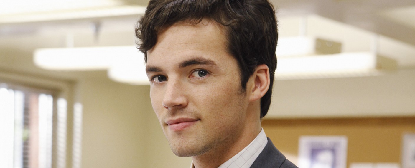 Ian Harding („Pretty Little Liars“) schließt sich Comedy-Pilot „Thin Ice“ an – Neben Bridgit Mendler („Undateable“) in Antarktis-Pilot – Bild: Freeform
