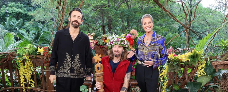 „Ich bin ein Star – Holt mich hier raus!“: (v. l.) Jan Köppen, Dschungelkönig Gil Ofarim und Sonja Zietlow – Bild: RTL