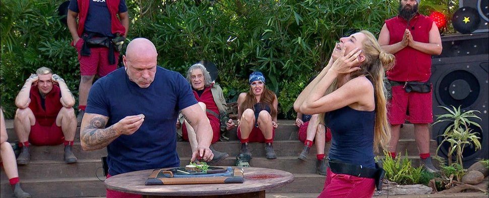 „IBES“: Thorsten Legat und Giulia Siegel (vorne) bei der ersten Dschungelprüfung „Let’s Kredenz“ – Bild: RTL