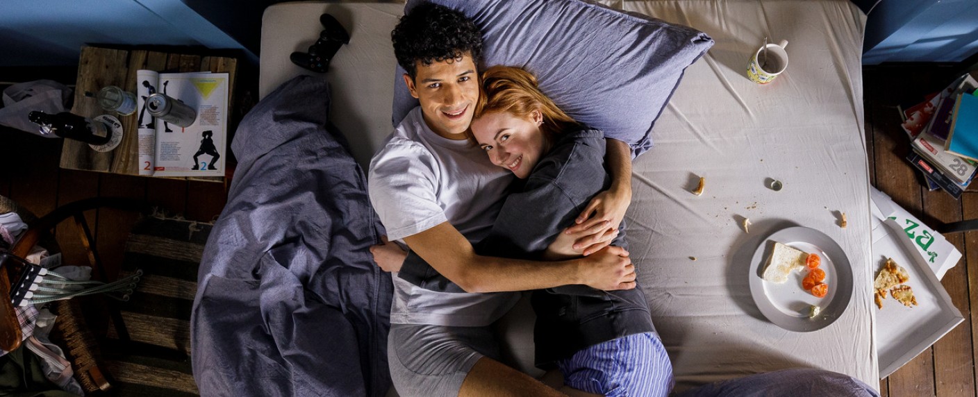 „Ich dich auch!“: Nächste ZDFneo-Comedy erhält Starttermin – 40 Quadratmeter Pärchenglück im neuen Jahr – Bild: ZDF/​Florian Trettenbach