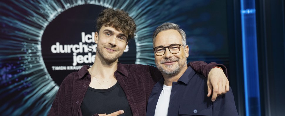„Ich durchschaue jeden! – Timon Krauses Mentalisten Show“: Timon Krause (l.) und Moderator Matthias Opdenhövel – Bild: Joyn/Joshua Schneider