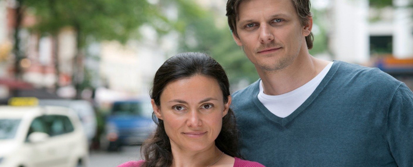 „Sibel & Max“: Zweite Staffel ab Januar im ZDF – Rückkehr der interkulturellen Serie kurz vor den Wehen – Bild: ZDF /​ Marion von der Mehden