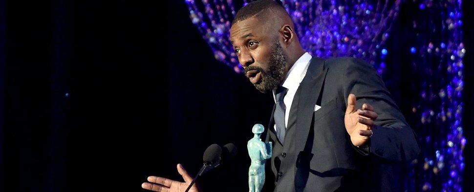 Idris Elba nimmt seinen Award für „Luther“ im Empfang – Bild: Dimitrios Kambouris/Turner Entertainment Networks. A Time Warner Company. All Rights Reserved.