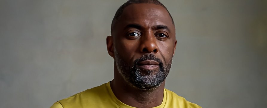 Idris Elba verhandelt mit Entführern in neuer Serie „Hijack“ – Thriller in Echtzeit um entführten Transatlantik-Flug – Bild: Apple TV+/​Alex Piper