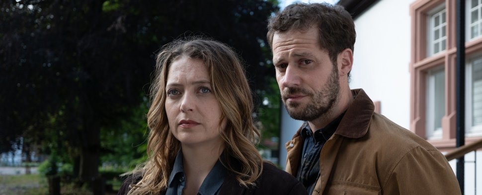 Das „Im Grunde Mord“-Ermittlerduo Paula (Hanna Plaß) und Leon Schäfer (Jakob Benkhofer) – Bild: ZDF/Christine Schroeder