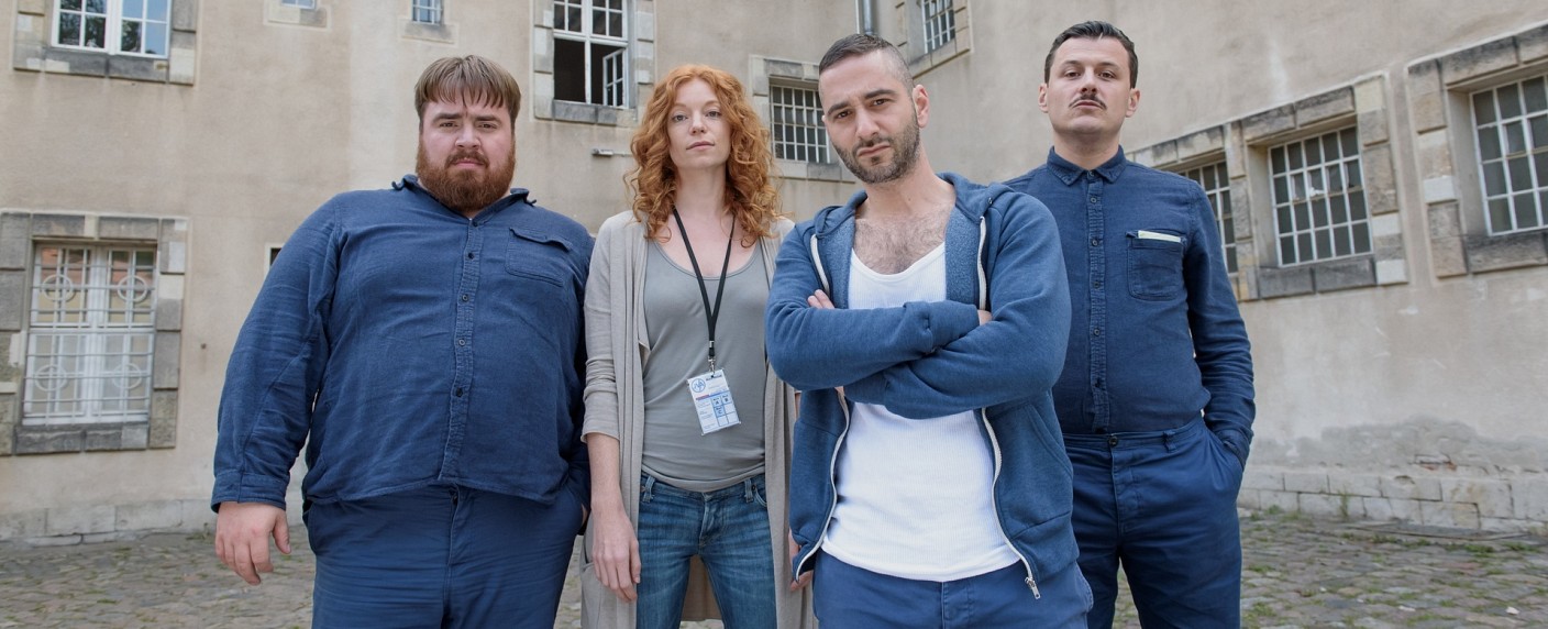 „Im Knast“: Zweite Staffel startet Ende Juli bei ZDFneo – Neue Folgen mit Denis Moschitto, Manuel Rubey und Co. – Bild: ZDF/​Stefan Erhard