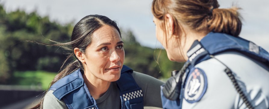 „Back Up – Auf Streife mit der Ex“ reizt mit Frauenliebe und Māori im Krimi – Review – ZDF-Krimi bietet herrliche Landschaft und nette Ermittlungen – Bild: Julie Zhu / ZDF „Back Up – Auf Streife mit der Ex“ reizt mit Frauenliebe und Māori im Krimi – Review – ZDF-Krimi bietet herrliche Landschaft und nette Ermittlungen – Bild: Julie Zhu / ZDF