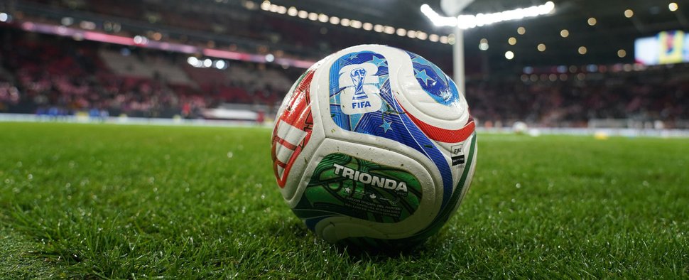 Im Sommer 2026 rollt der neue WM-Ball in den USA, Kanada und Mexiko – Bild: SWR/picture alliance/Sportpics/Marc Schueler
