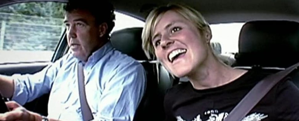 Im „Top Gear“-Tribut wird auch eine frühe Kooperation von Sabine Schmitz (r.) und Jeremy Clarkson gezeigt – Bild: BBC