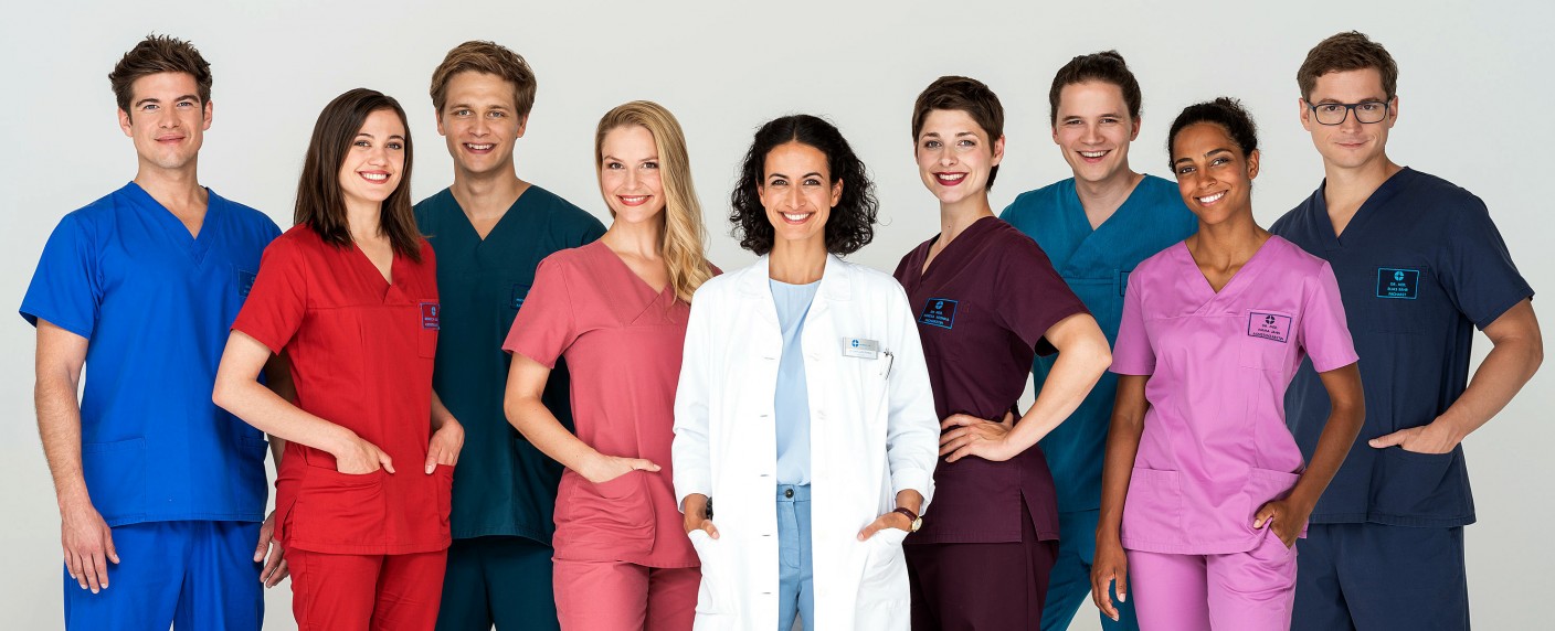 „Die jungen Ärzte“, „Wer weiß denn sowas?“, „Hubert ohne Staller“: ARD verlängert zahlreiche Vorabendsendungen – Klares Signal an Produzenten in unsicheren Zeiten – Bild: ARD/​Markus Nass