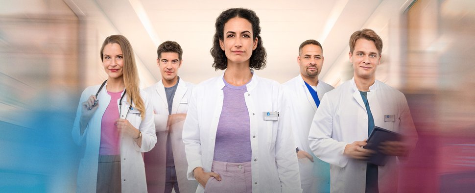 (v. l.) Dr. Julia Berger (Mirka Pigulla), Dr. Ben Ahlbeck (Philipp Danne), Dr. Leyla Sherbaz (Sanam Afrashteh), Dr. Matteo Moreau (Mike Adler) und Dr. Mikko Rantala (Luan Gummich) – Bild: ARD/Markus Nass