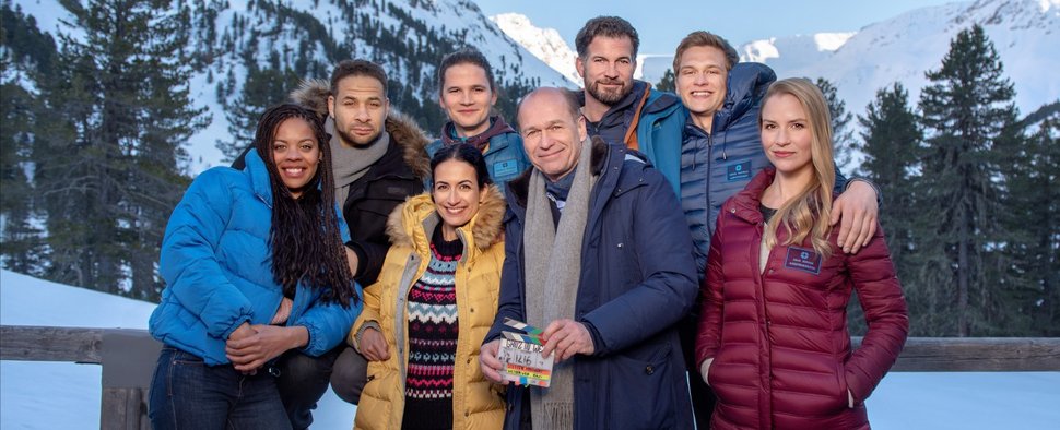 Das Ensemble von „In aller Freundschaft – Die jungen Ärzte“ in Tirol – Bild: ARD/Stefanie Leo
