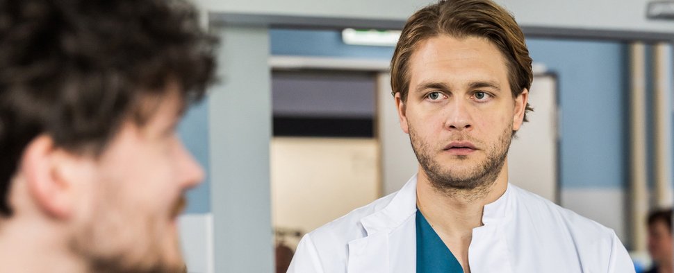 „In aller Freundschaft – Die jungen Ärzte“: Mikko (Luan Gummich) glaubt, seinen Augen nicht zu trauen – Bild: ARD/Michael Kremer